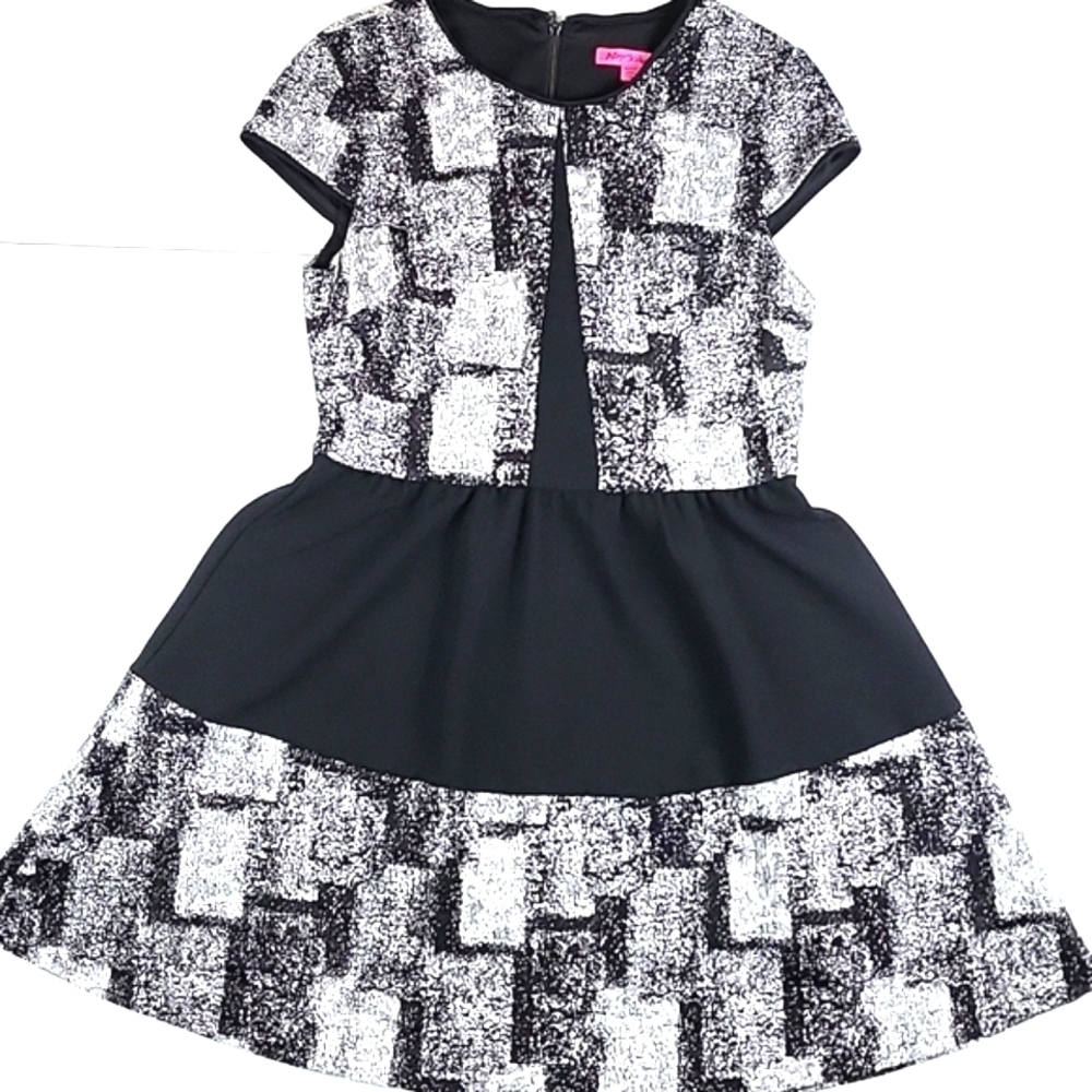 Betsey Johnson Black White Abstract Textured Short Sleeve Fit & Flare Dress - Picture 2 of 16
